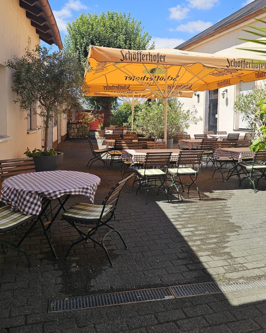 Tische mit karierten Tischdecken im Biergarten