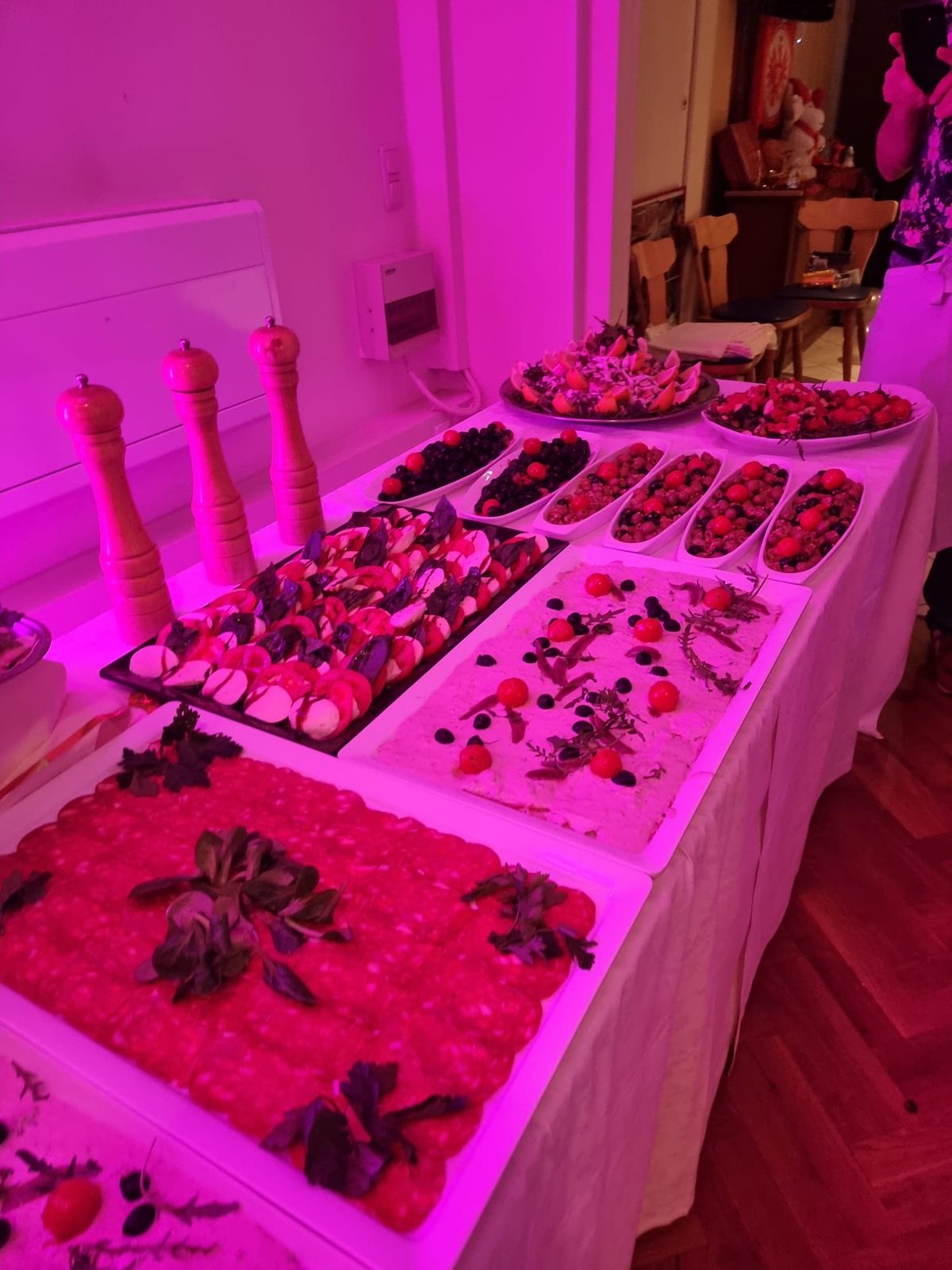 Lange Buffettafel mit Vorspeisen im festlich beleuchteten Saal